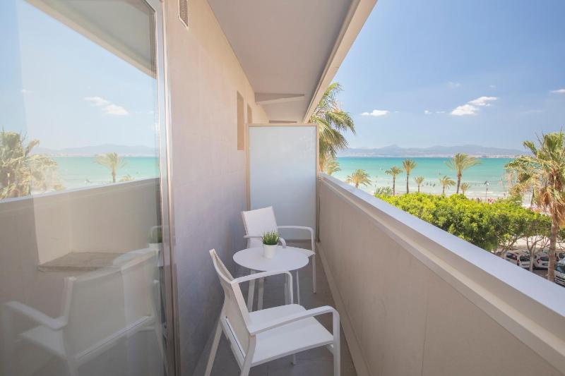 Studio with Balcony image 2