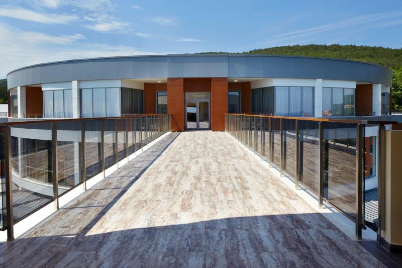 Deluxe Two-Bedroom Suite with Sea View image 2