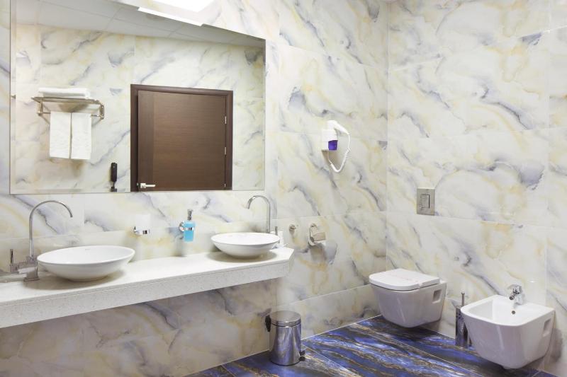 Deluxe Double Room with Sea View image 3