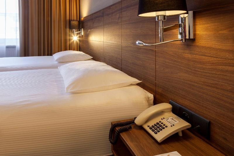 Superior Twin Room image 3