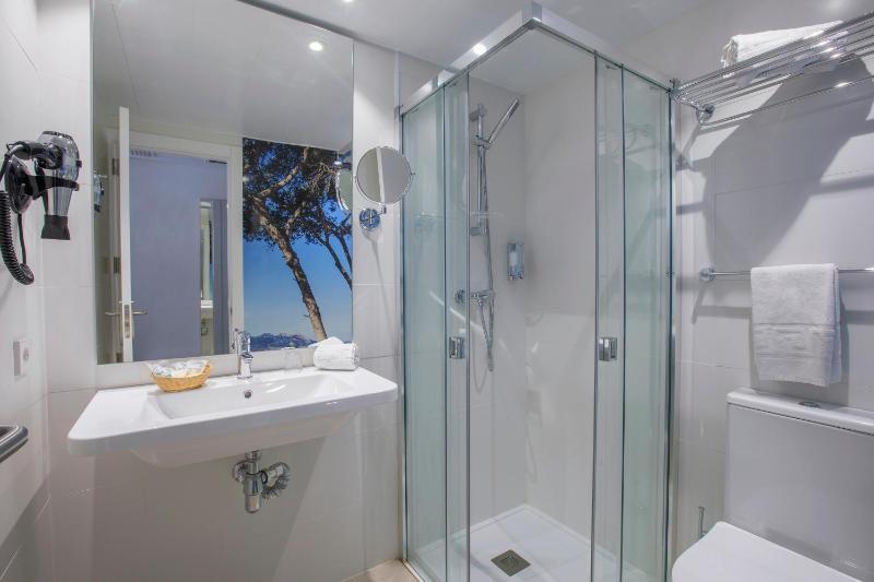 Twin Room with Balcony image 4