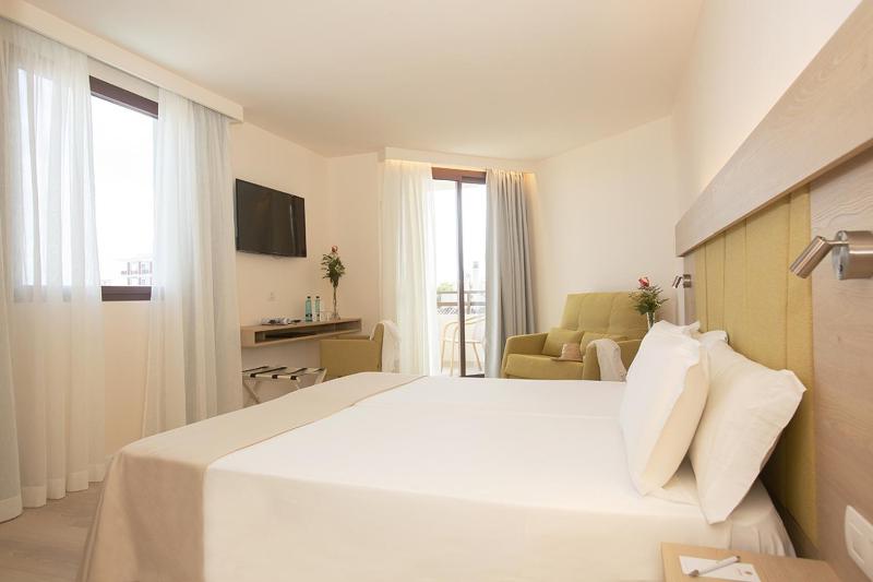 Double Room with Sea View image 3