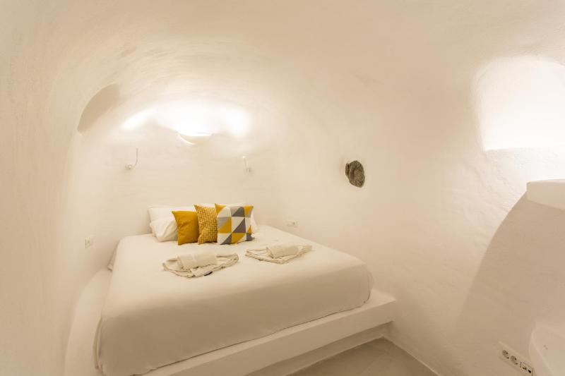 Elegant Two Bedroom Apartment with Private Hot Tub image 3