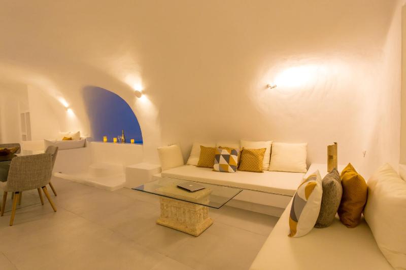 Grand Two Bedroom Apartment with Private Hot Tub image 2