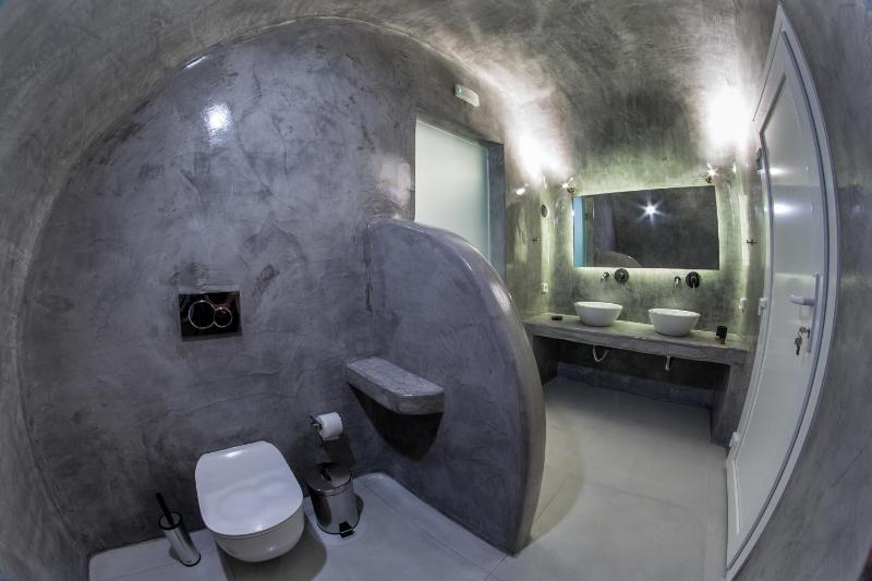 Grand Two Bedroom Apartment with Private Hot Tub image 4