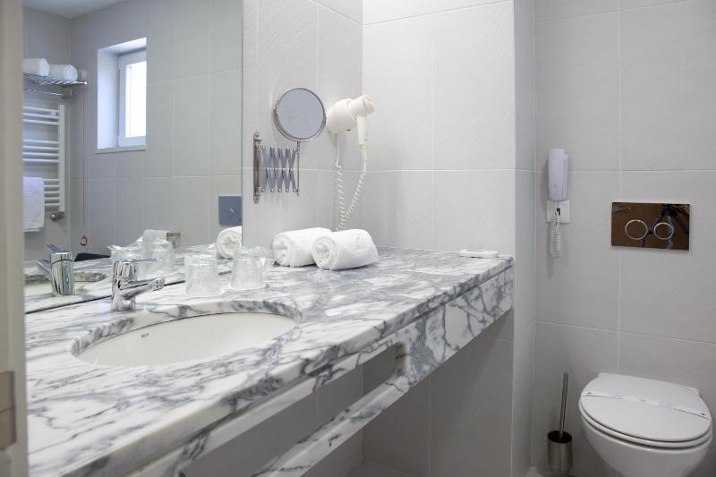 Double or Twin Room with Balcony image 4