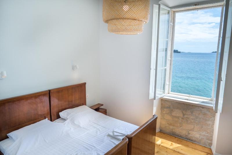 Beachfront 4-bedroom villa Sea Wave in Orebic Croatia - image 2