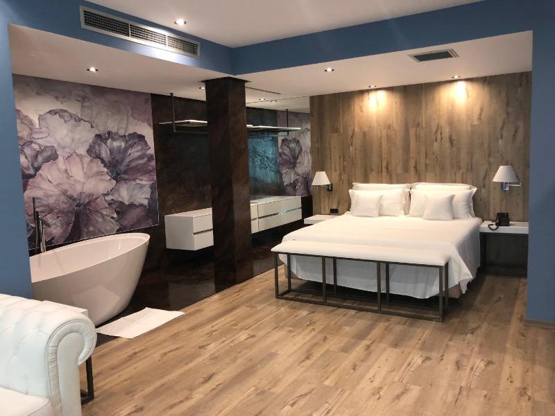 Superior King Suite image 4