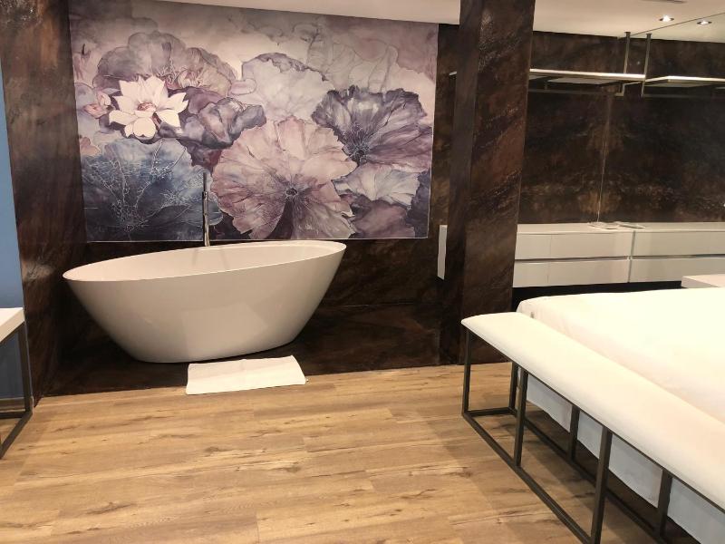 Superior King Suite image 3