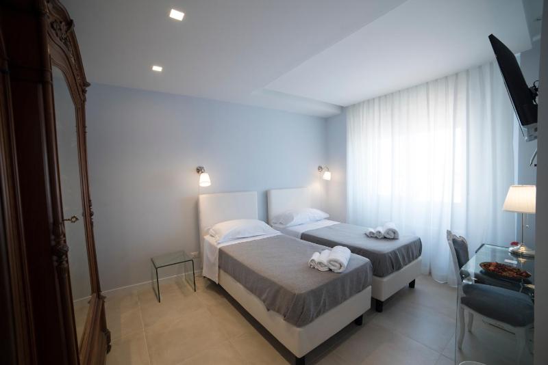 Superior Triple Room with Private Bathroom image 4