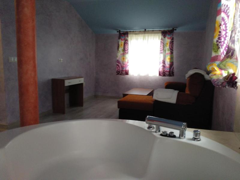 Studio with Spa Bath image 1