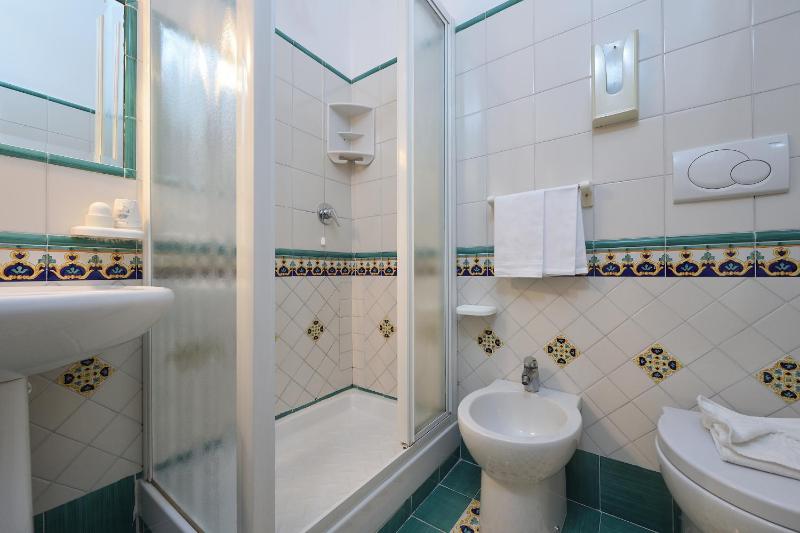 Economy Double Room image 2