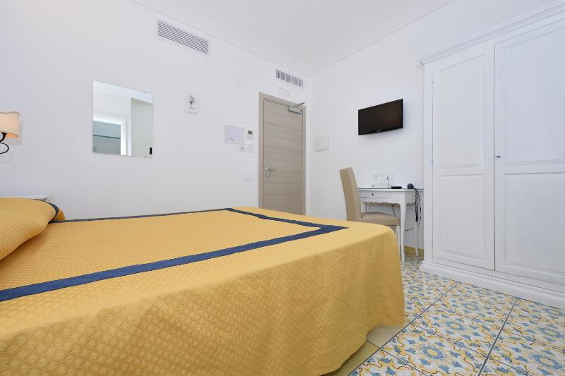 Economy Double Room image 4