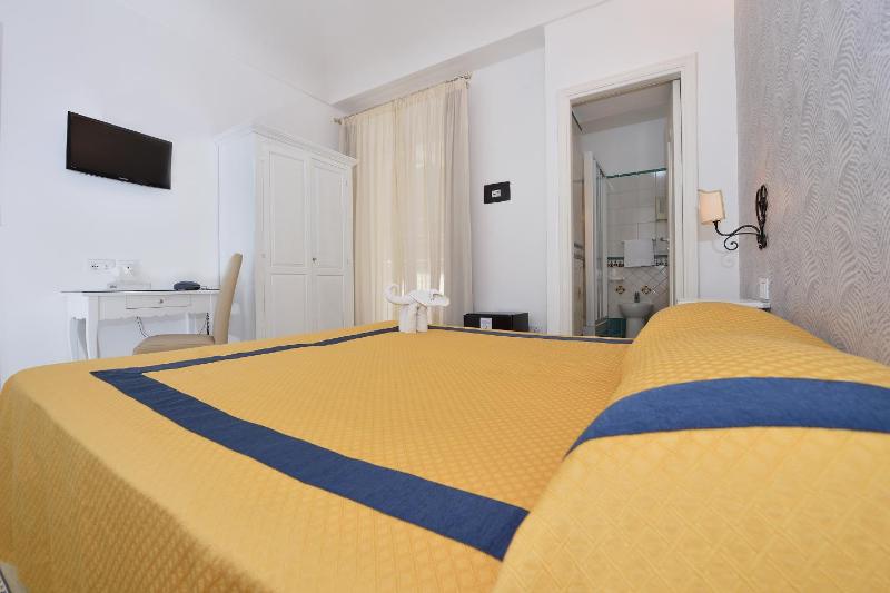 Economy Double Room image 3