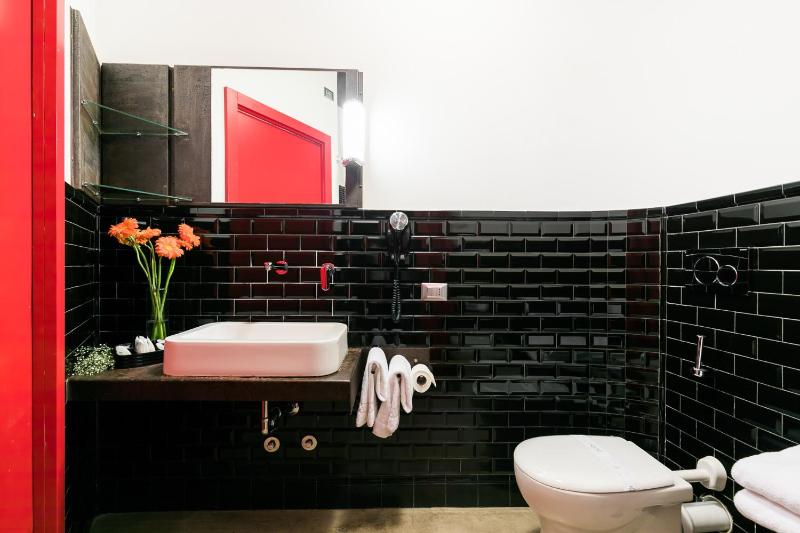 Design Standard Double or Twin Room with High Window image 3