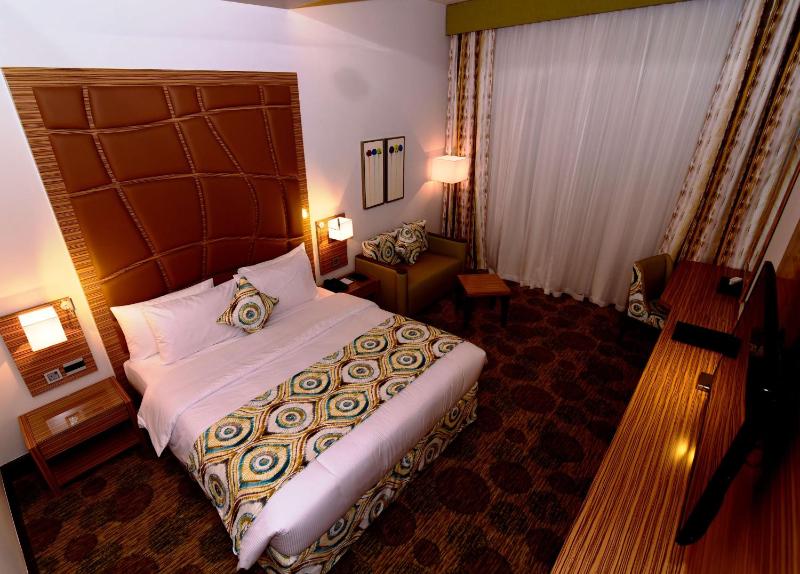 Standard King Room image 3