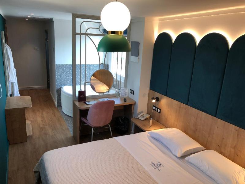 Suite with Hot Tub image 1