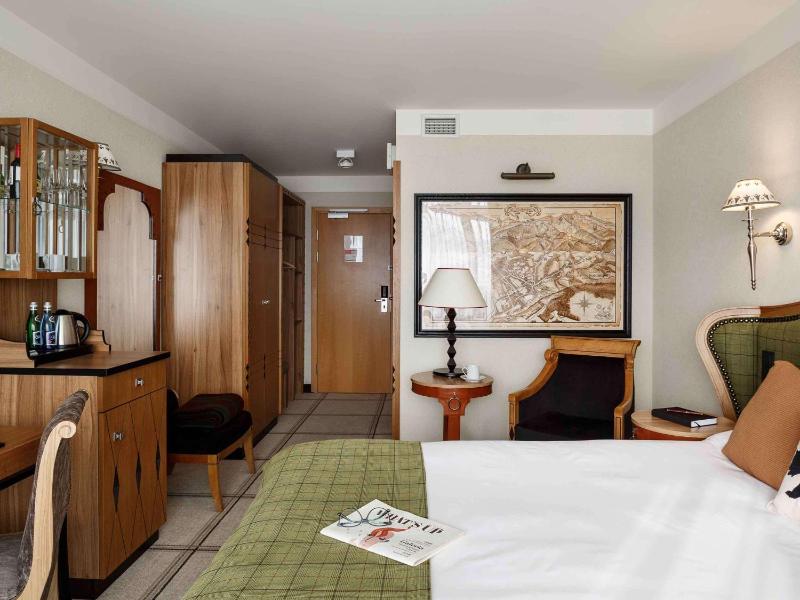 Deluxe Queen Room with Mountain View image 4