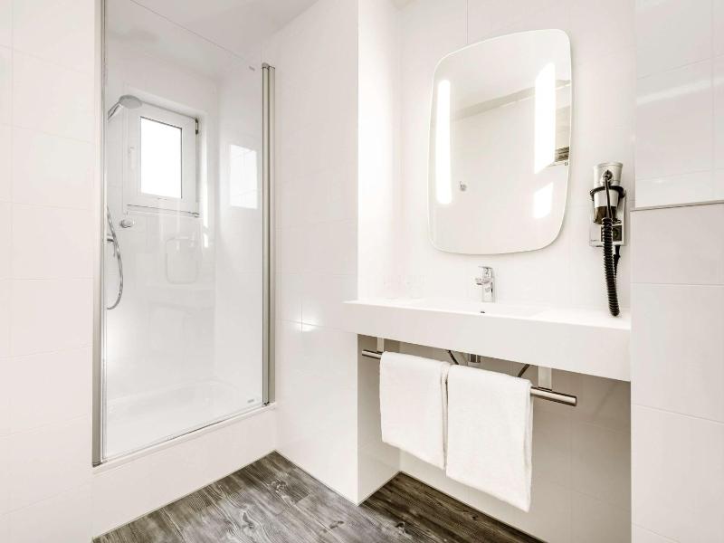 Standard Twin Room image 4