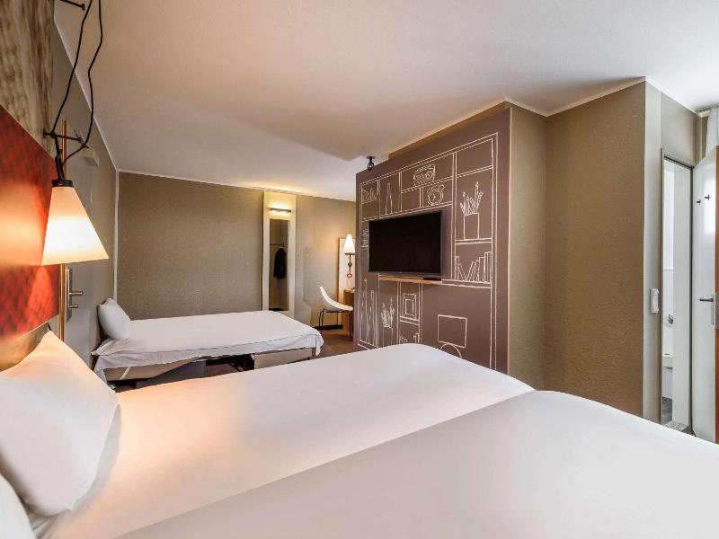 Junior Suite with One King Bed and Sofa image 4