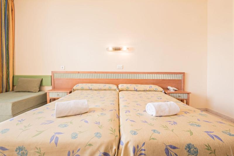Twin Room image 3