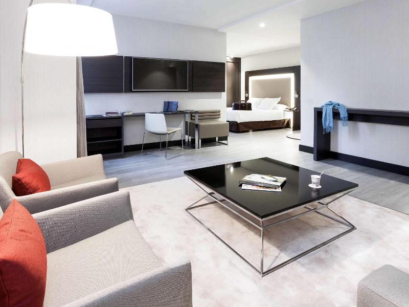 Executive Queen Room with Lounge Area