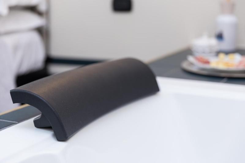 Queen Suite with Spa Bath image 4