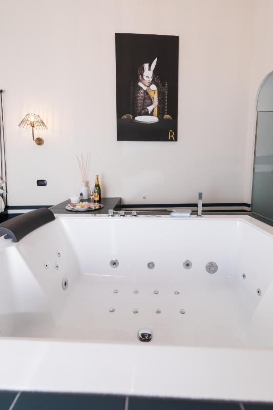 Queen Suite with Spa Bath image 3