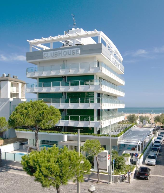 Club House Hotel - image 1