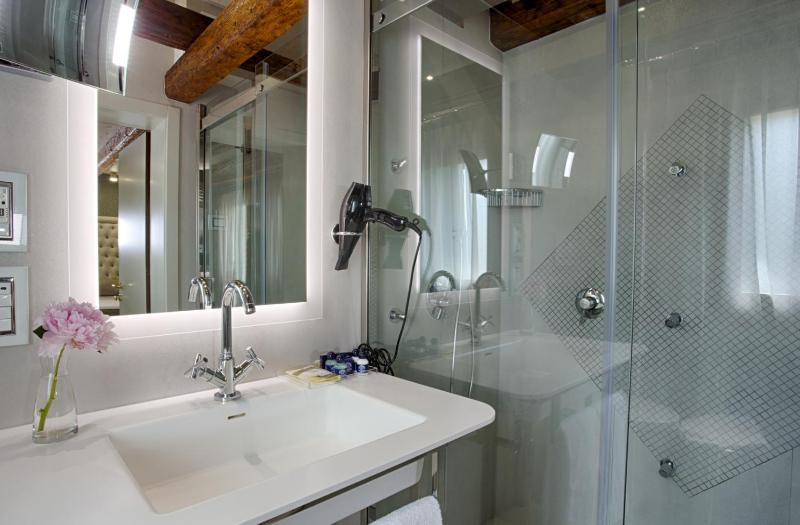Deluxe Double or Twin Room with Canal View image 1