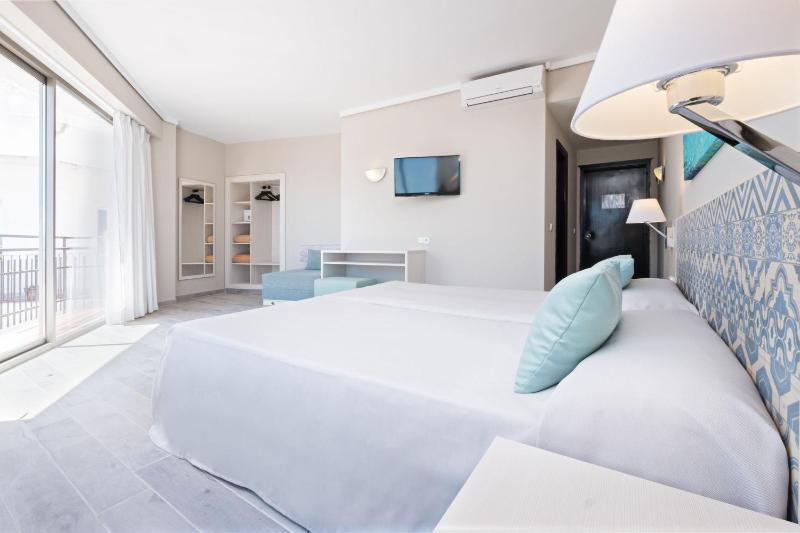 Twin Room image 4