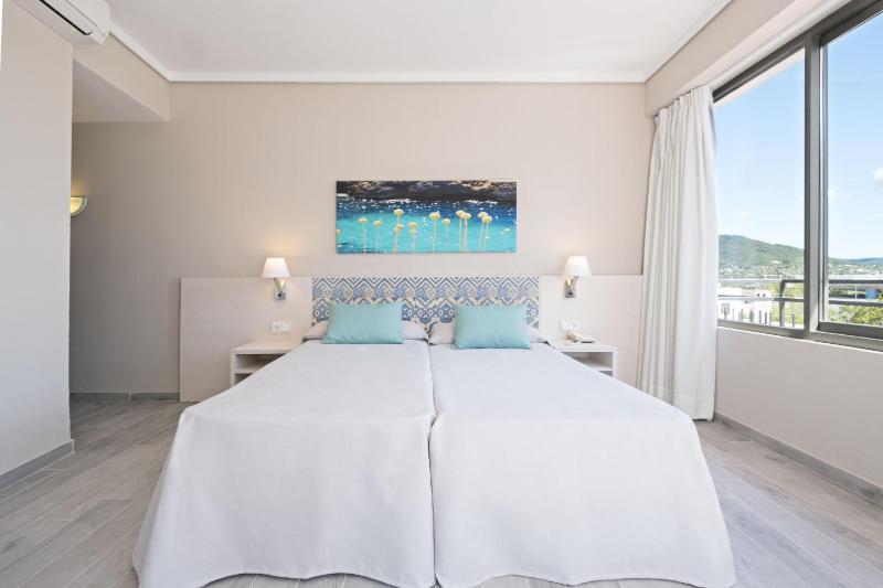 Twin Room image 1