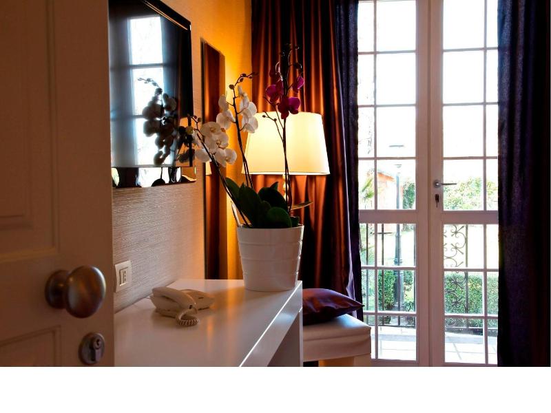Double or Twin Room image 3