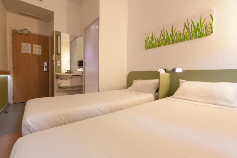Twin Room image 2