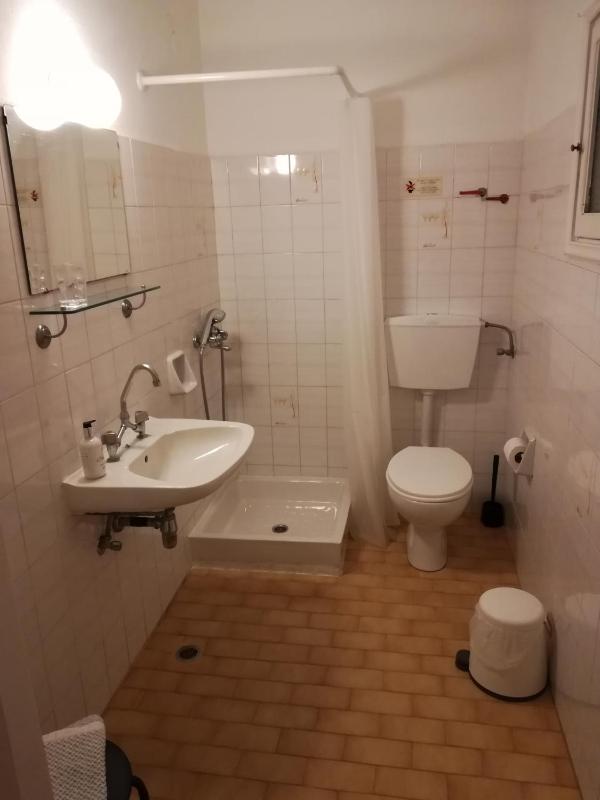 Economy Double Room image 2
