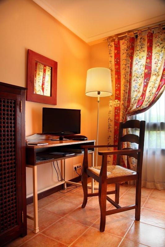 Twin Room image 3