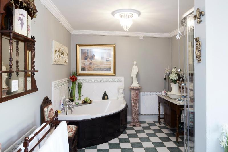 Deluxe Triple Room with Bath image 2