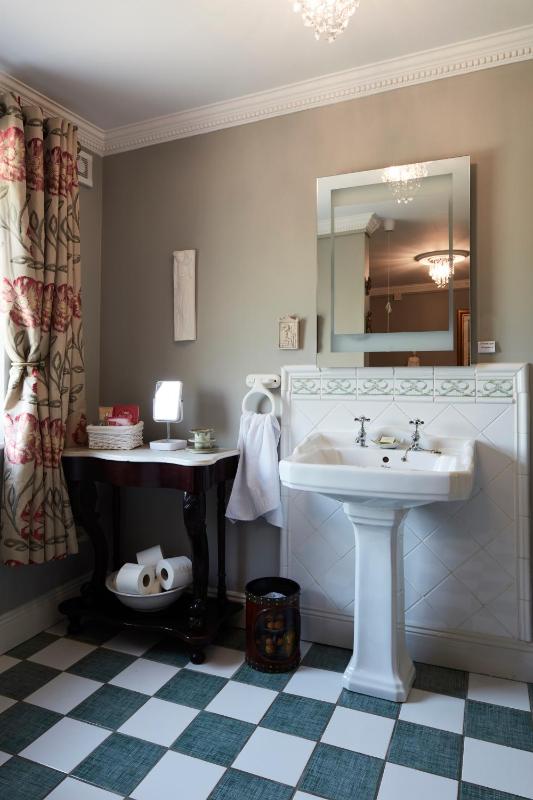 Deluxe Triple Room with Bath image 3