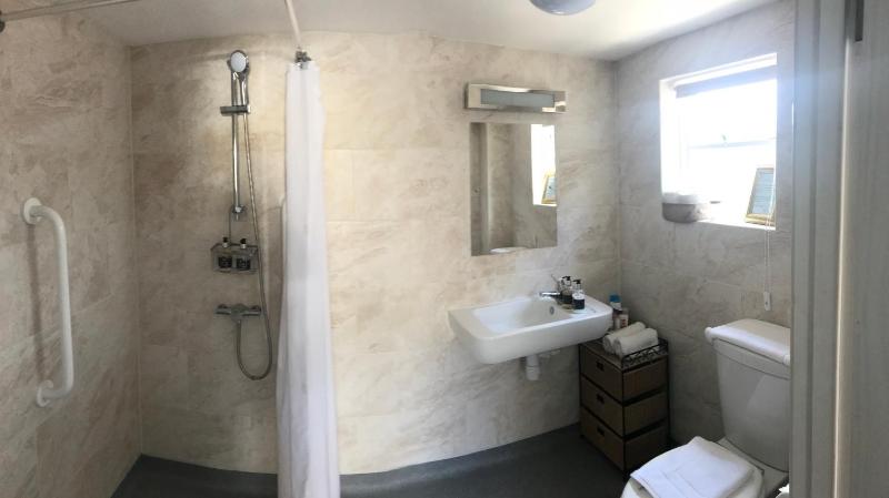 Accessable King En-Suite image 4