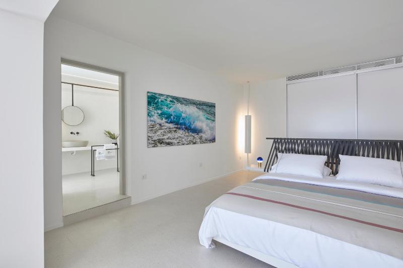 Sugarmoon Suite with Heated Plunge Pool, Infinity Pool, and Caldera View image 4