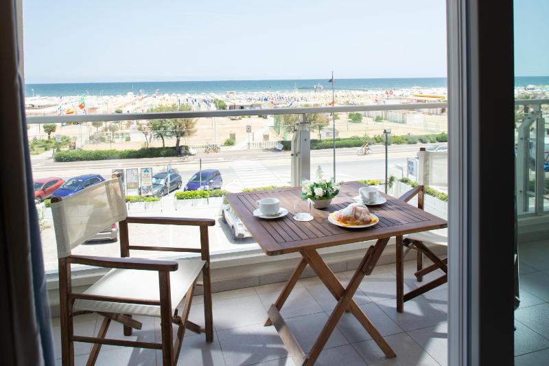 Deluxe Double Room image 3