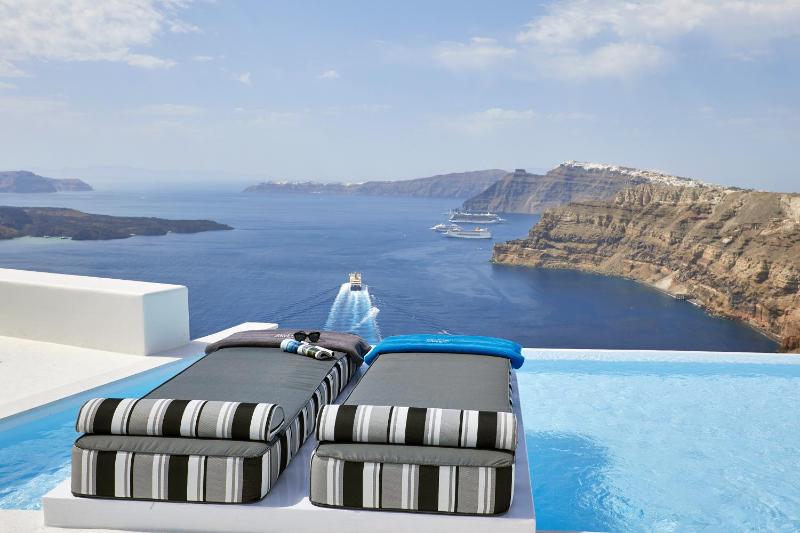 Sugarmoon Suite with Heated Plunge Pool, Infinity Pool, and Caldera View image 2
