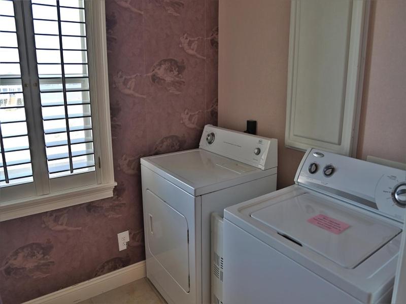 Six-Bedroom House image 3