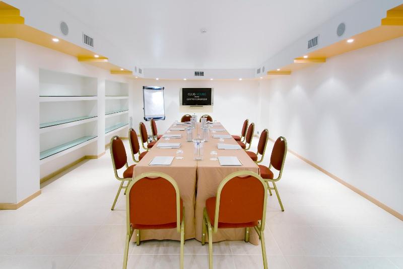 Club House Hotel - image 17