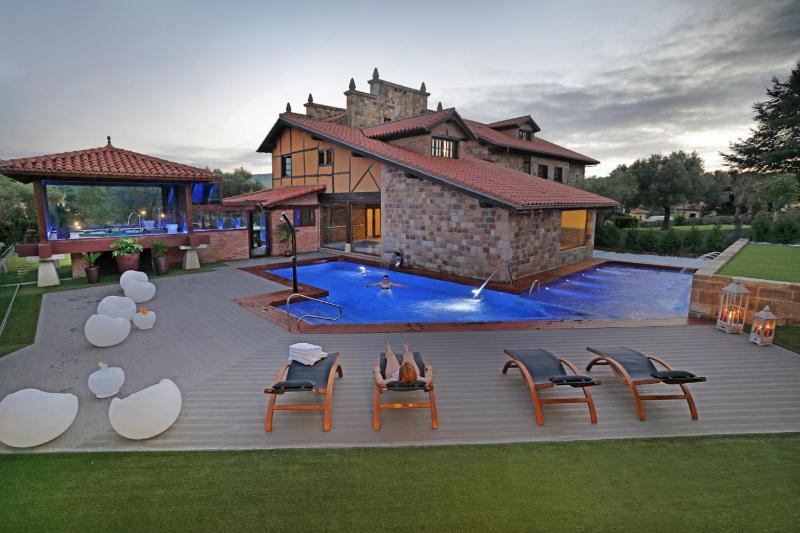 Double or Twin Room with Spa Access image 1