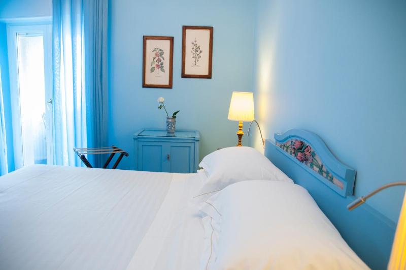 Superior Double or Twin Room with Sea View image 2