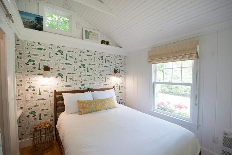 Ebb Tide Cottage with Cove View image 3