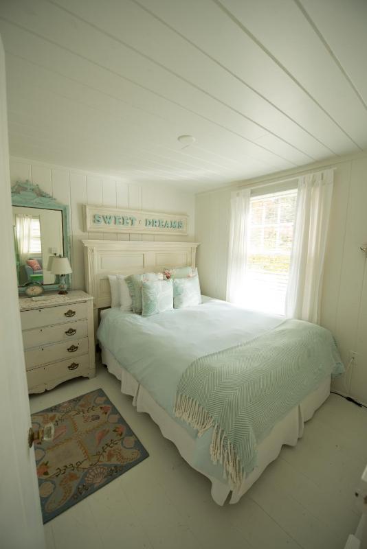 Sweet Dreams Two Bedroom Cottage with Cove View image 4