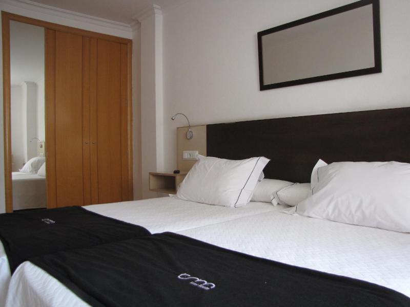 Double or Twin Room image 3