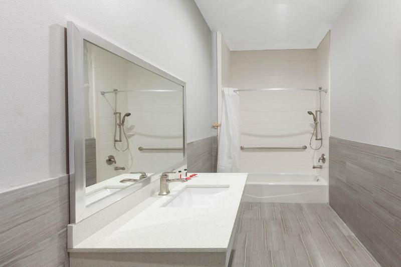 King Room with Bath Tub - Mobility/Hearing Accessible - Non-Smoking image 3